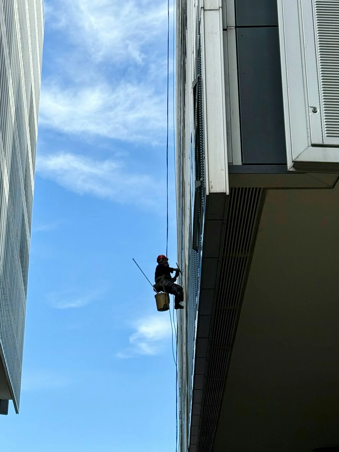 why-choose-us Deux femmes en tenue de travail nettoient un salon moderne à l’aide d’un aspirateur et d’une serpillière.